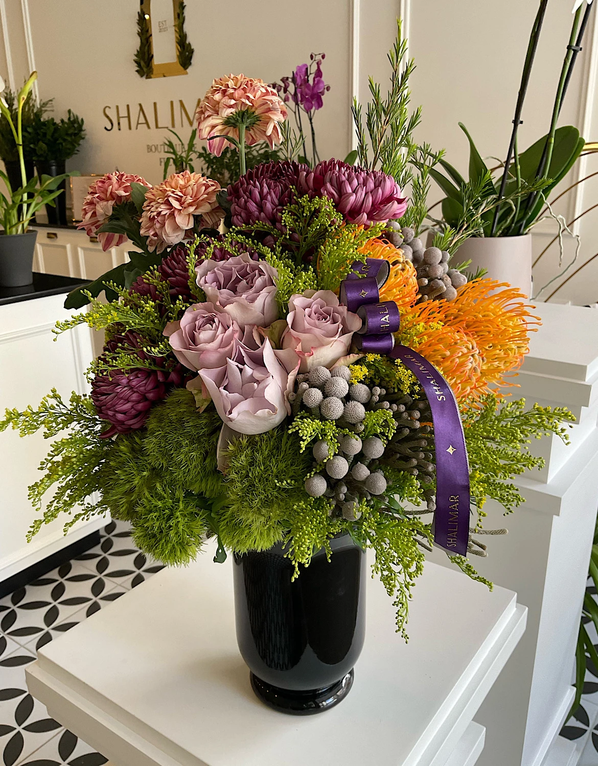 Siyah Cam Vazoda Bordo Lila Çiçek Aranjmanı