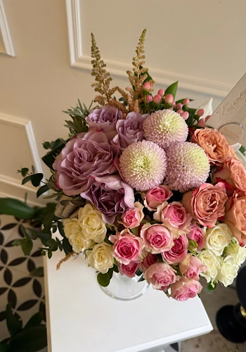 Cam Vazoda Pembe Lila Gül Elegan Aranjman