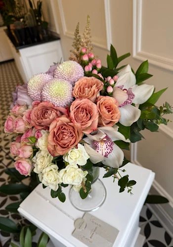 Cam Vazoda Pembe Lila Gül Elegan Aranjman