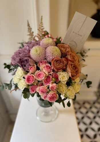 Cam Vazoda Pembe Lila Gül Elegan Aranjman