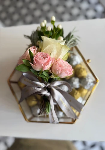 Cam Altıgen Kutuda Çikolata