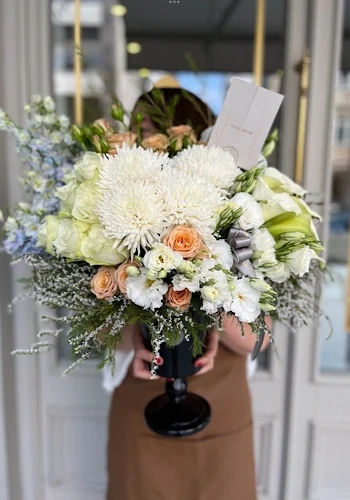 Cam Vazoda Deluxe Gül Ve Gala Çiçeği Aranjman