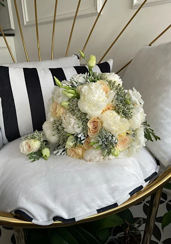 Beyaz Şakayık Gül Gelin Buketi Ve Damat Çiçeği