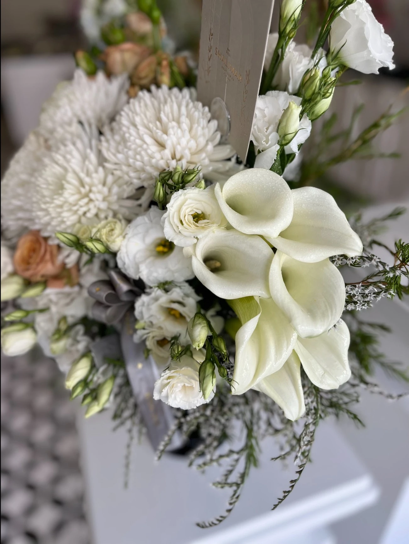 Cam Vazoda Deluxe Gül Ve Gala Çiçeği Aranjman